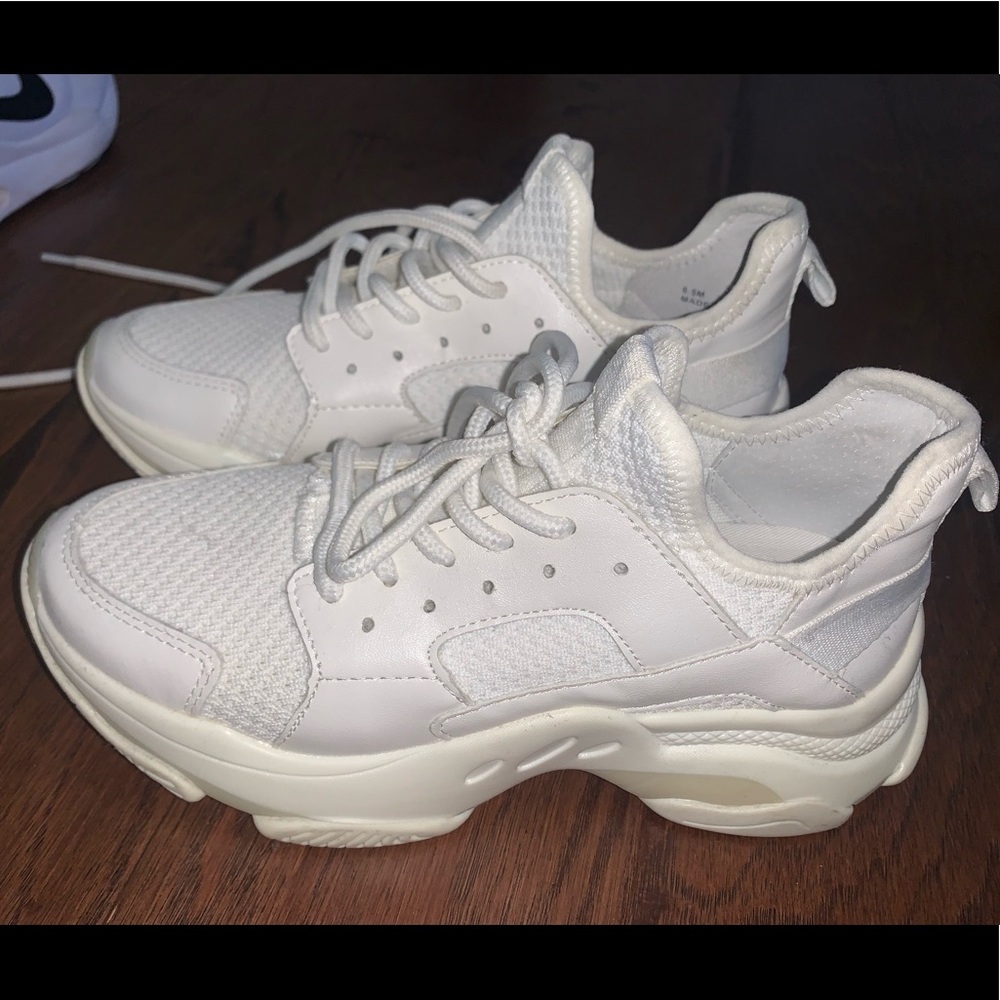 STEVE MADDEN WHITE SNEAKERS